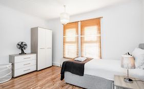 4 Bedroom House Free Parking Contractor'S Haven